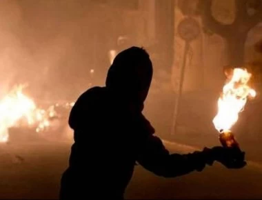Εξάρχεια: Επίθεση με μολότοφ κατά των ΜΑΤ έξω από τα γραφεία του ΠΑΣΟΚ